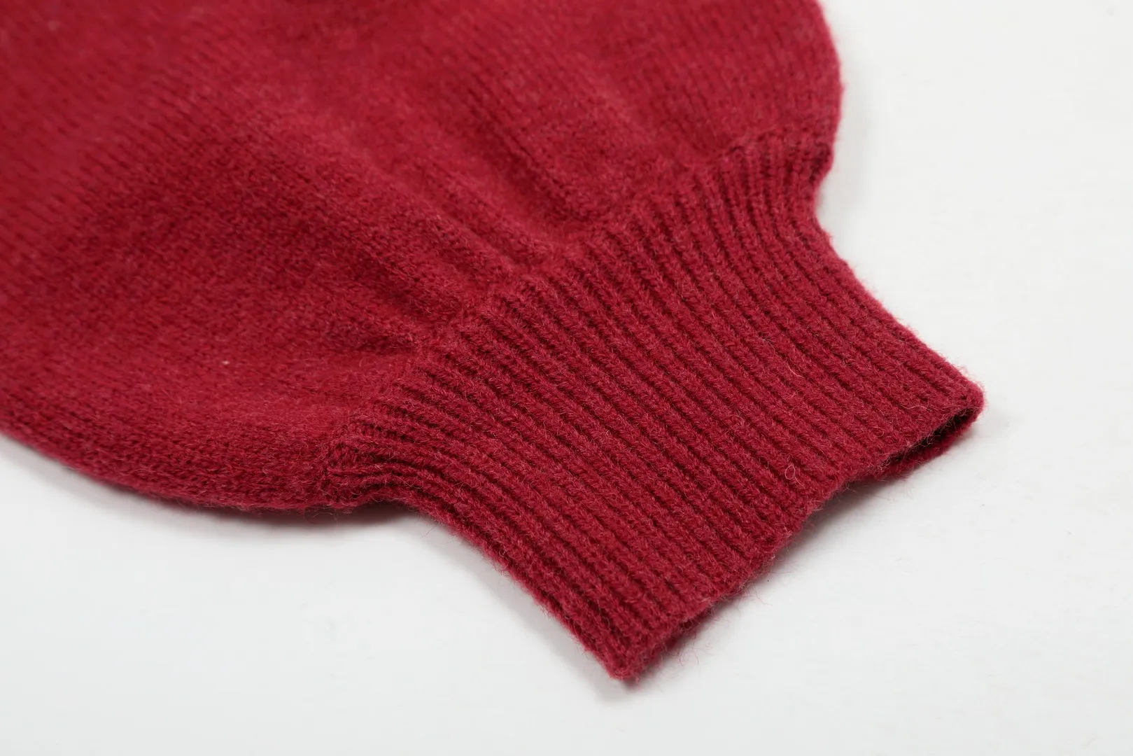 🅿️220 "Top quality" Style number: DS016# [Ralph Lauren V-neck solid color pony embroidered logo woolen knitted shawl cardigan] ✅Ralph Lauren Lazy‌oversize style basic classic versatile ten-color shawl cardigan ✅Main supplier platform live broadcast Wholesale entity Replenishment when out of stock No removal from shelves ✅ZP quality 1:1 version Scan the code to enter the GF website Counter quality ✅Details and quality are the only one in Guangzhou. Light luxury wool. Focus on high-end. Cost-effective. Good quality. Needless to say. ✅Restore the original version. Can wear 190 pounds. Loose, comfortable and stress-free. ✅Loose upper body, oversize and lazy style. Must-have style for goddess ootd. ✅Good-looking clothes are never picky. Recommended for goddess wardrobe. Taro Purple, Light Khaki, Chinese Red, Anchor Red